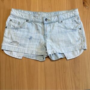 Mossimo, Junior’s size 7: distressed light wash denim jean shorts
